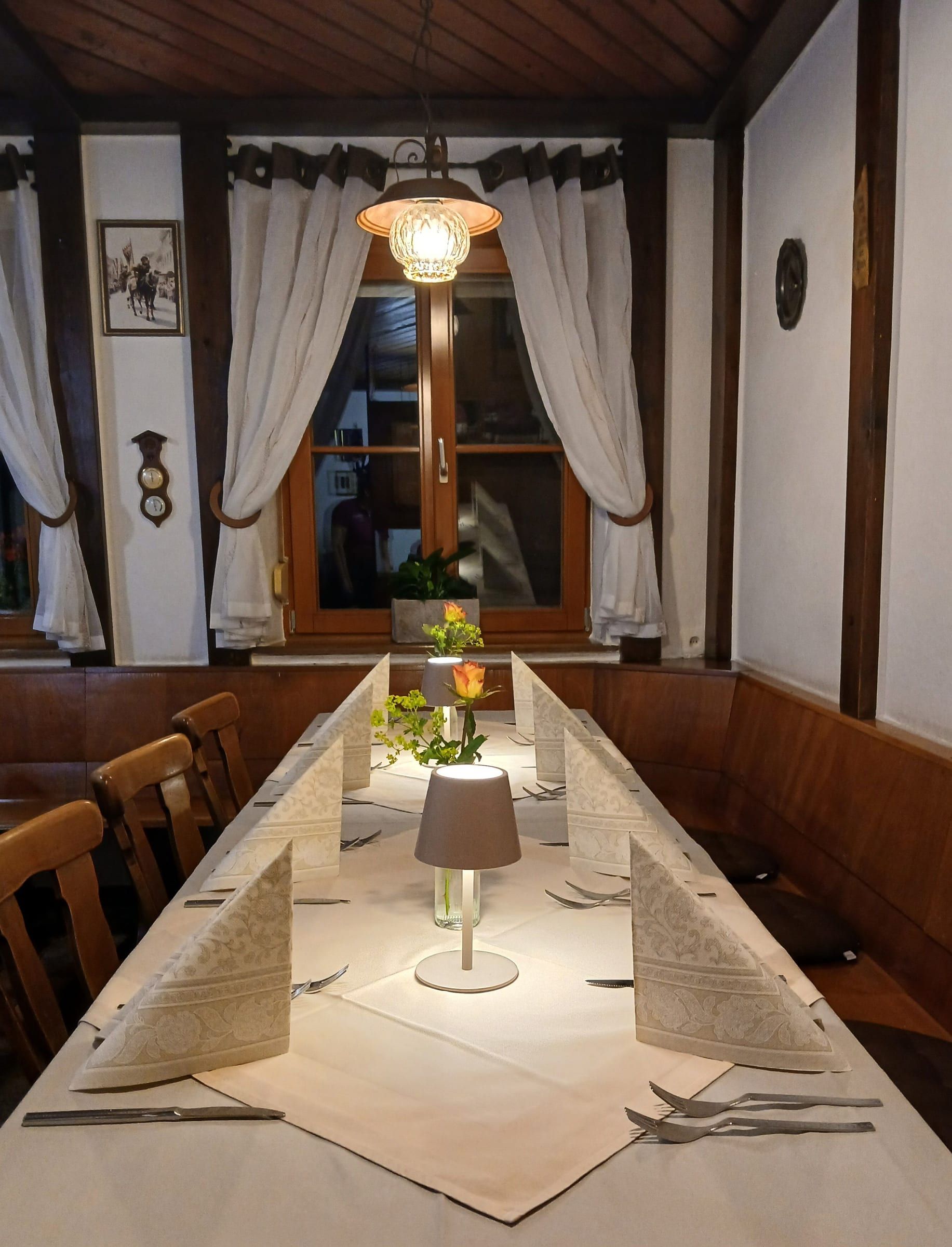 Lange, festlich gedeckte Tafel in der Gaststube