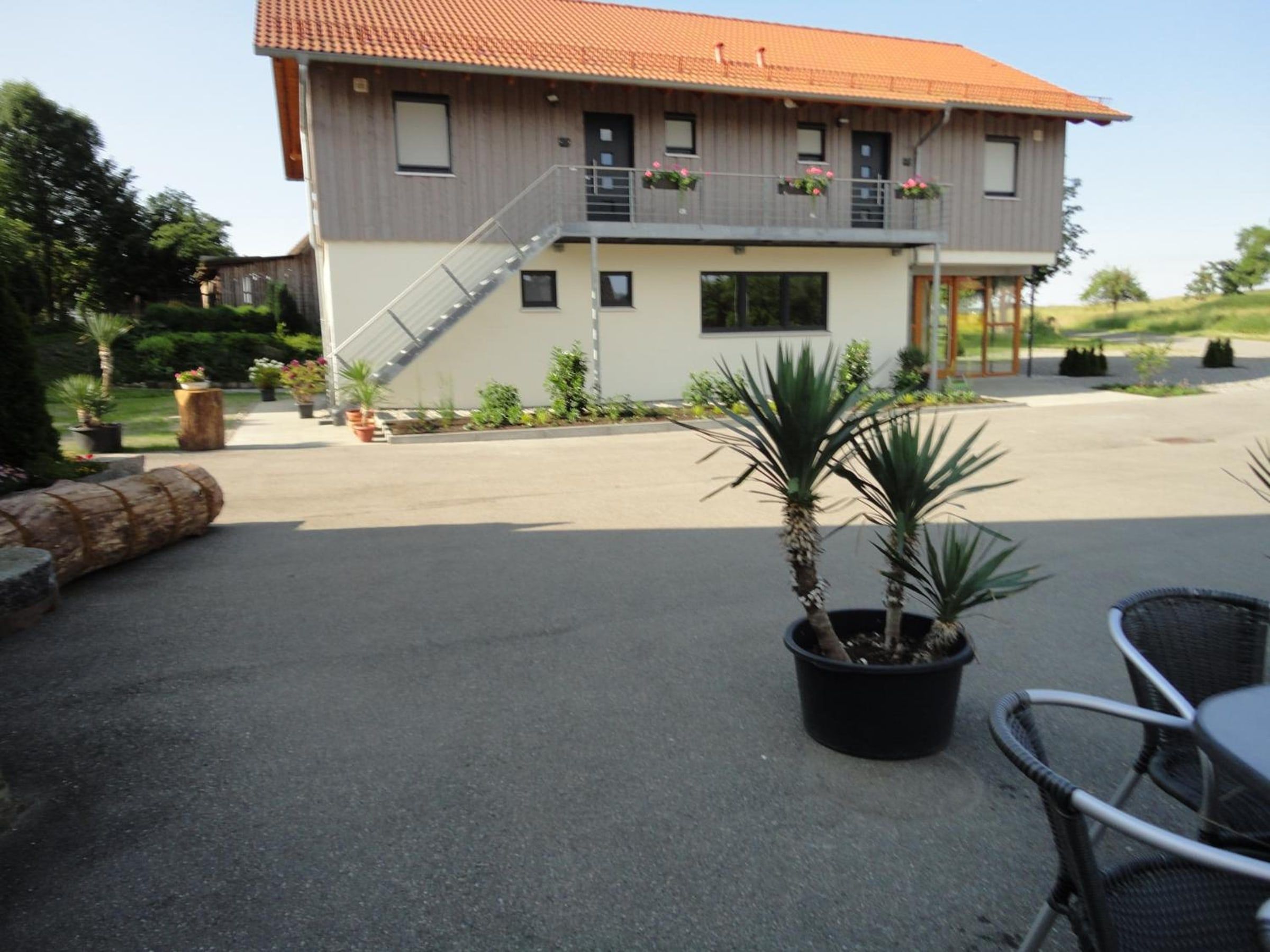Gästehaus vom Hof aus