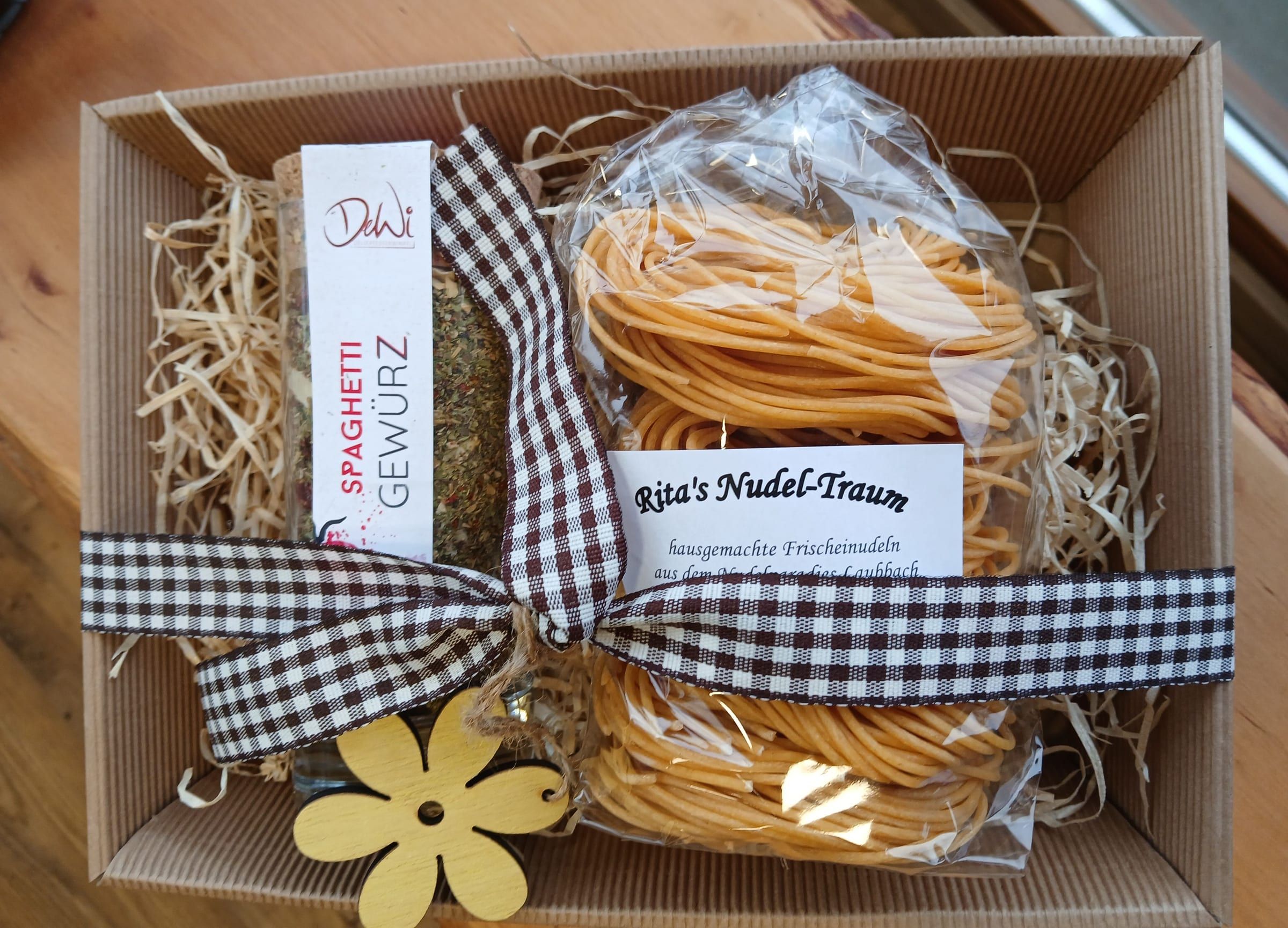 Geschenkbox mit hausgemachten Nudeln und Gewürz