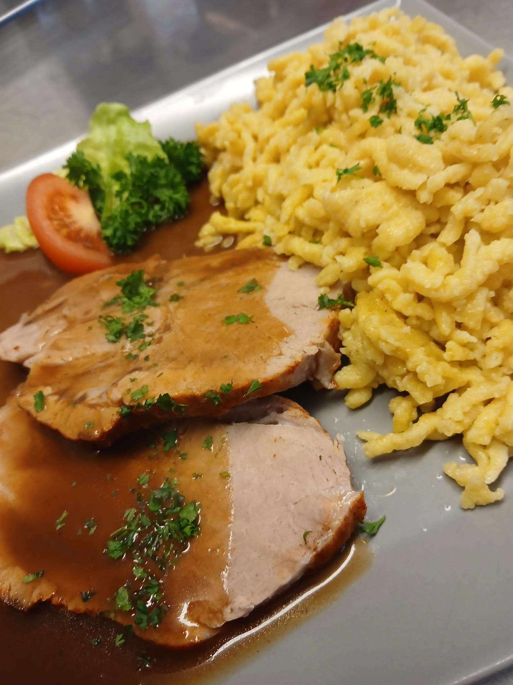 Braten in Soße mit Spätzle und Gemüse
