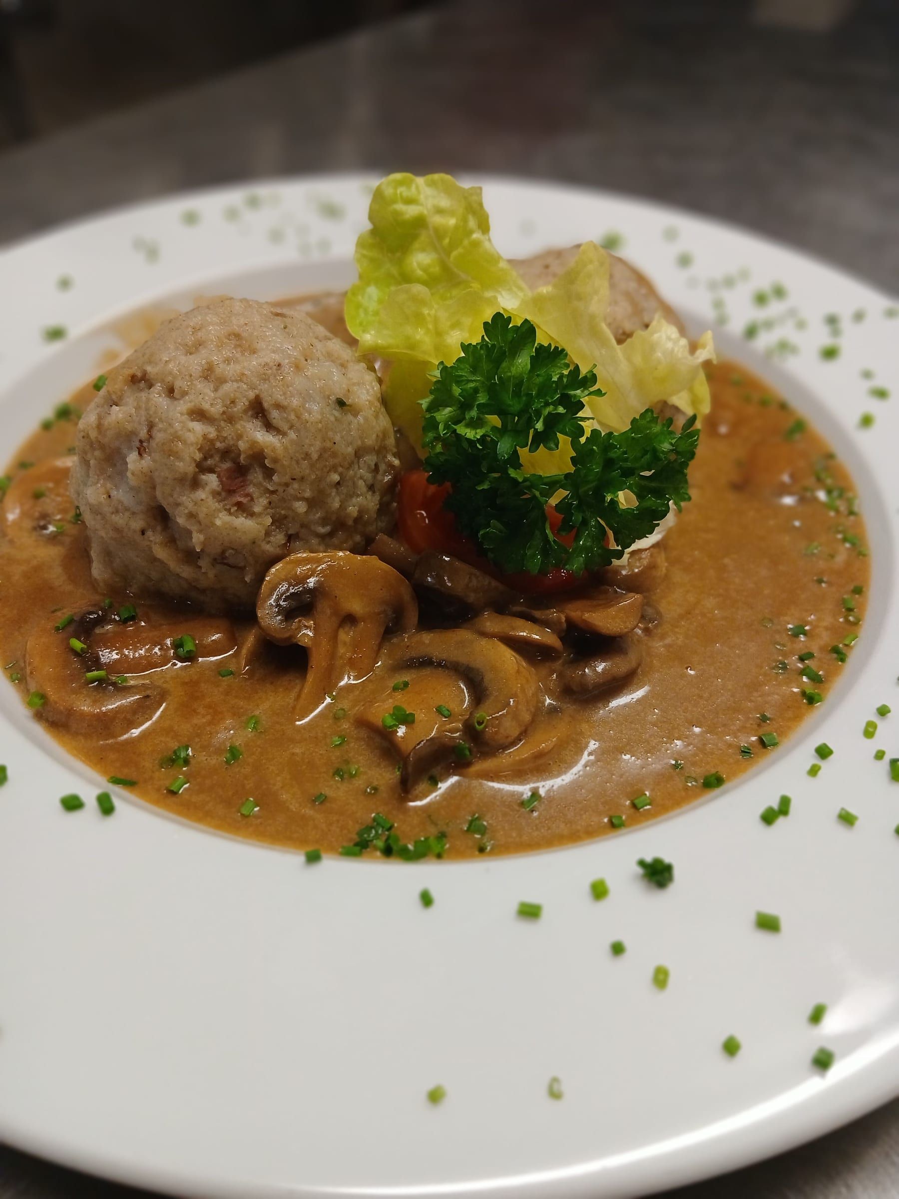Semmelknödel in Pilzrahmsoße mit Petersilie