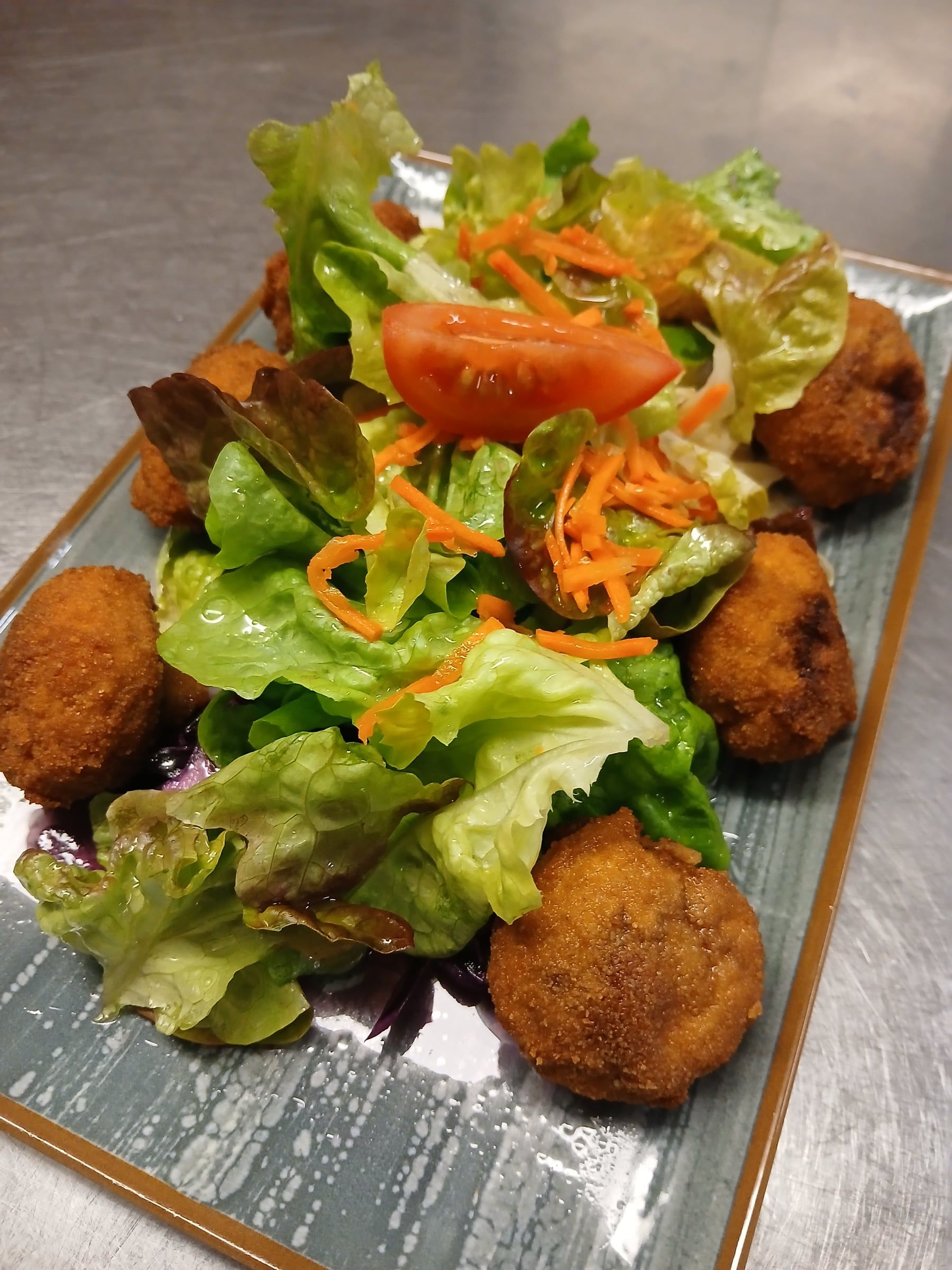 Bunter Salat mit Tomate, Karotten und knusprig gebackenen Küchle