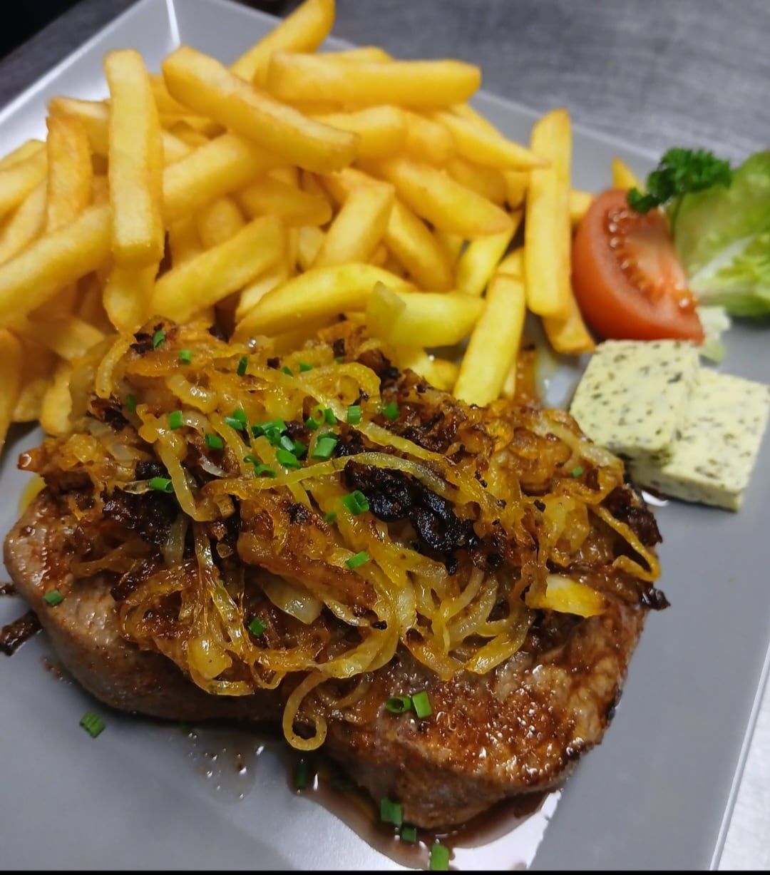 Zwiebelrostbraten mit Röstzwiebeln, Pommes und Kräuterbutter